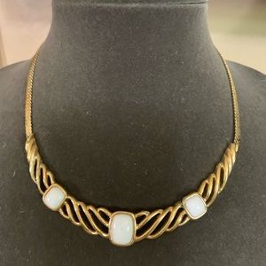 Pretty 𝓥𝓲𝓷𝓽𝓪𝓰𝓮 gold tone necklace